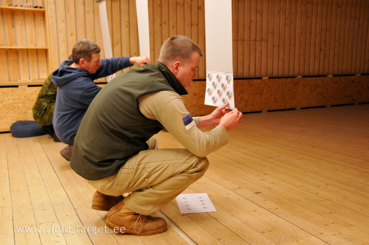 Esimesed loosiga valitud kolm laskurit panevad võistlusmärgid ülesse